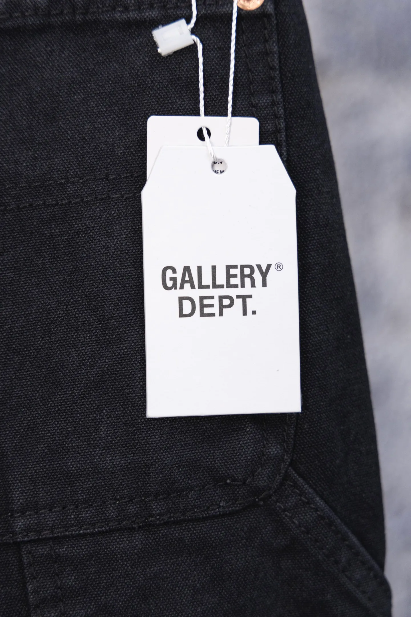 💰230 GALLERY DEPT.25ss new style splash-ink patchwork jeans, bootcut trousers, denim + splash-ink, full of artistic sense! The trouser legs are spliced ​​with denim, creating a layered look, and the words "GALLERY DEPT." are super recognizable✨. High-density denim, wear-resistant and comfortable, perfect for daily wear or street style. Inspired by the classic elements of Helmut Lang, splashing ink is full of three-dimensionality. Pair it with simple tops or HL items to easily get a sense of avant-garde fashion! Gallery Dept. targets the global fashion pioneer group aged 18-35 and positions itself as a "high street art trendy brand". Its core competitiveness lies in: • Cultural symbol output: Through endorsements from stars such as Virgil Abloh, Jennie, and Justin Bieber, it strengthens the brand's benchmark status in the hip-hop and fashion circles. Size: 28-36 Color: black